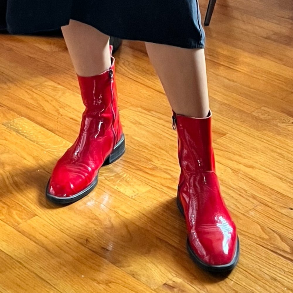 L'intervalle Red Patent Chelsea Boots